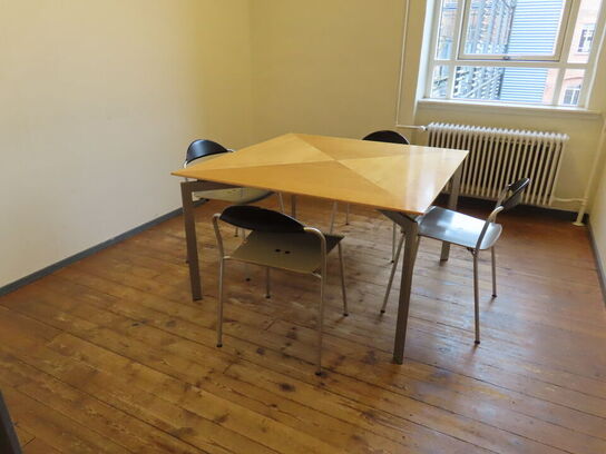 Mødebord med 4 stk. stole FRITZ HANSEN, designet af Vico Magistretti