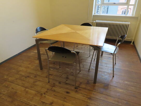 Mødebord med 4 stk. stole FRITZ HANSEN, designet af Vico Magistretti
