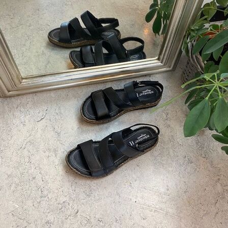 Sort skindsandal med fire indstillelige remme fra Relaxshoe 942-001NE - Str. 42