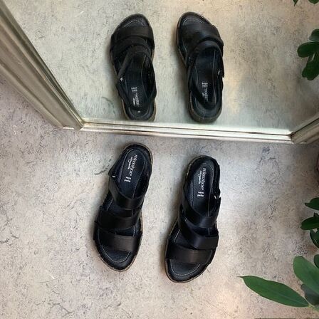 Sort skindsandal med fire indstillelige remme fra Relaxshoe 942-001NE - Str. 36