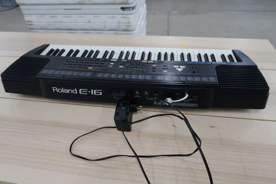 Keyboard ROLAND E-16