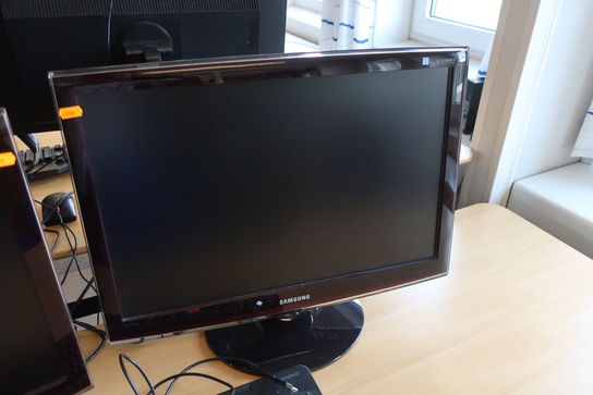 2 stk. monitors SAMSUNG SyncMaster T240 samt tastatur LOGITECH