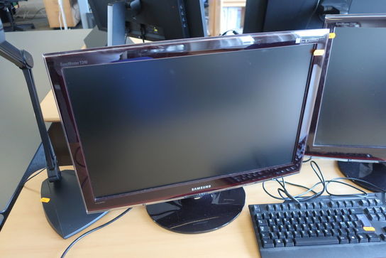 2 stk. monitors SAMSUNG SyncMaster T240 samt tastatur LOGITECH