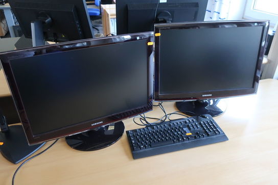 2 stk. monitors SAMSUNG SyncMaster T240 samt tastatur LOGITECH