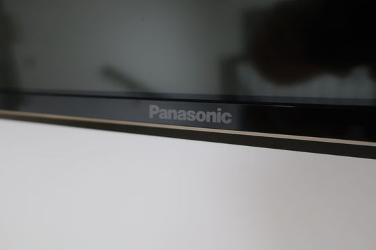 Væghængt TV PANASONIC (u. fjernbetjening, kunden skal afmontere)