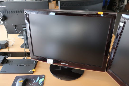 2 stk. monitors SAMSUNG SyncMaster T240, mus LOGITECH samt dockingstation LENOVO