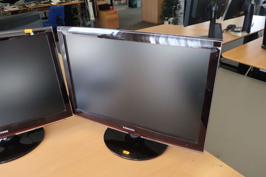 2 stk. monitors SAMSUNG SyncMaster T240, mus LOGITECH samt dockingstation LENOVO