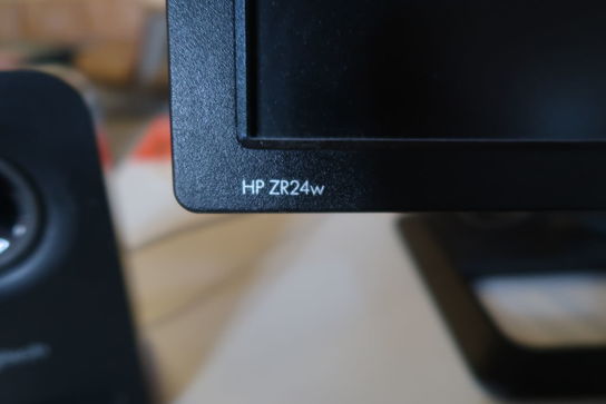 HP ZR24w 24" skærm, keyboard, mus & højtaler