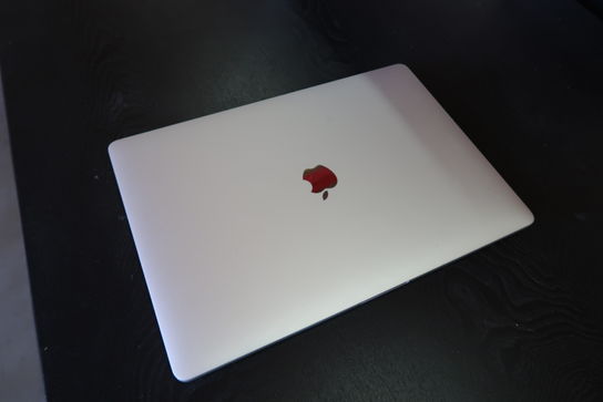 Apple MacBook Pro 15" I7-7700HQ Touch/Mid-2017