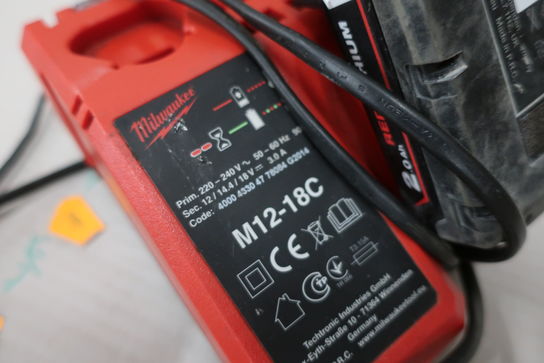 Multilader MILWAUKEE M12-18C samt batteri