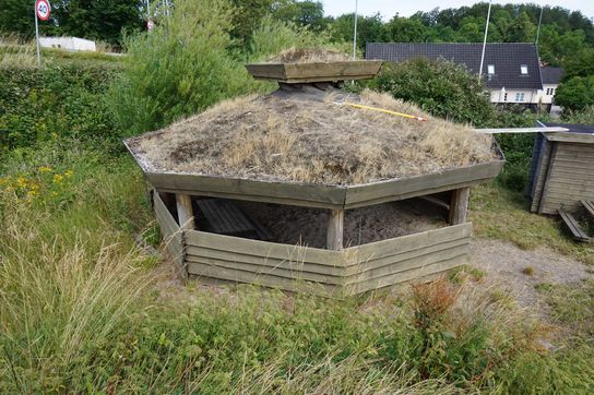 Shelter ottekantet med tørvetag ca: Ø: 700 cm