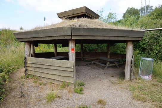 Shelter ottekantet med tørvetag ca: Ø: 700 cm