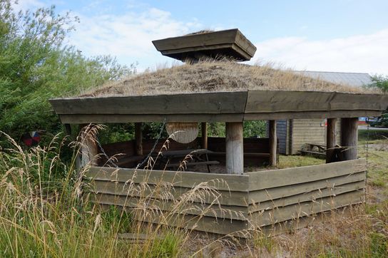 Shelter ottekantet med tørvetag ca: Ø: 700 cm