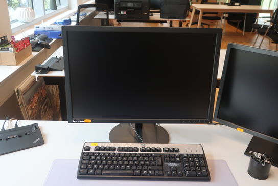 2 stk. skærm LENOVO og 24" og 20"  tastatur og dockingstation til Thinkpad