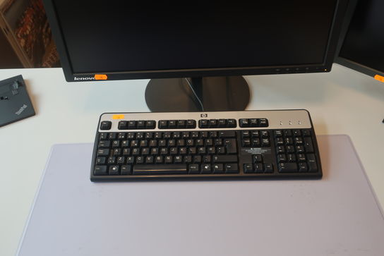 2 stk. skærm LENOVO og 24" og 20"  tastatur og dockingstation til Thinkpad