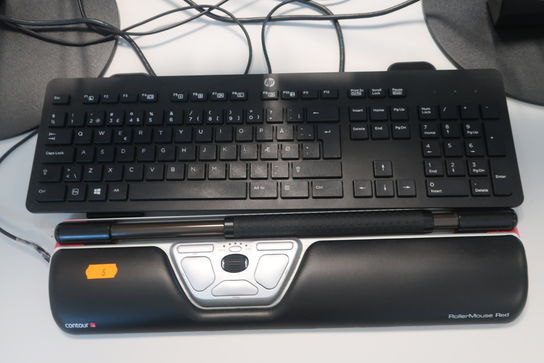 2 stk. Skærme LENOVO 23" tastatur og rollermouse