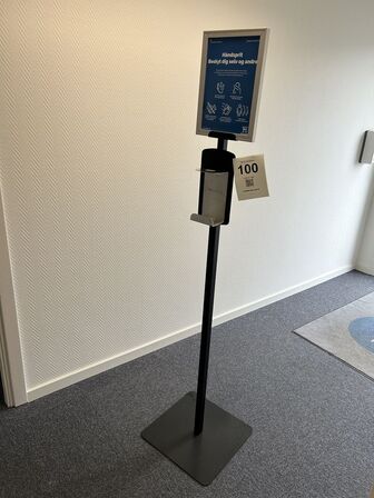 Stander til dispenser/pumpeflaske (Sort/Alu) inkl. infotavle (skiftbar)