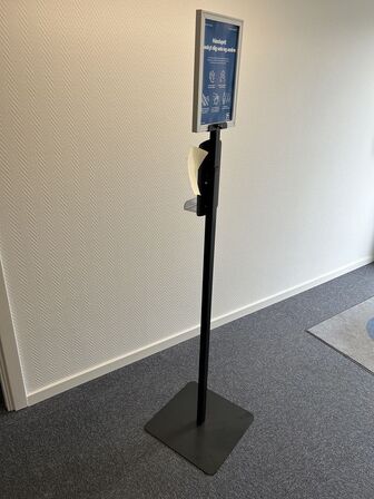 Stander til dispenser/pumpeflaske (Sort/Alu) inkl. infotavle (skiftbar)