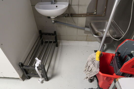 Omklædningsskab, rengøringsartikler, barstole m.m.