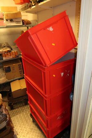 Plastikkasser samt pengeskab
