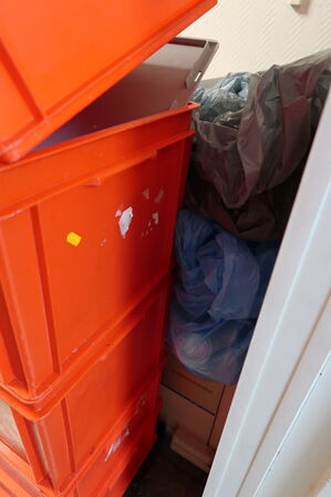 Plastikkasser samt pengeskab