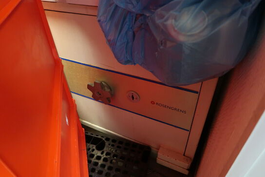 Plastikkasser samt pengeskab