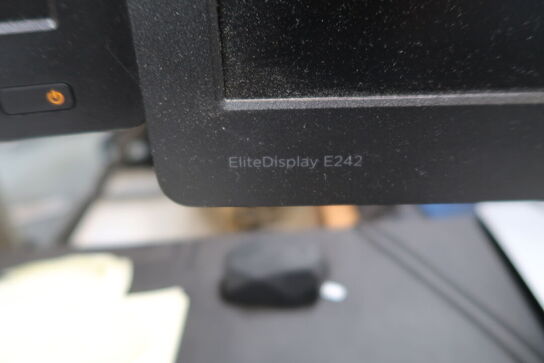 2 stk. computerskærme HP EliteDisplay E242, tastatur, mus 