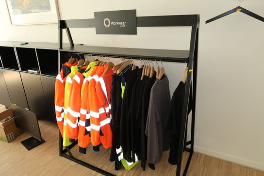 Tøjstativ med div. Arbejdstøj