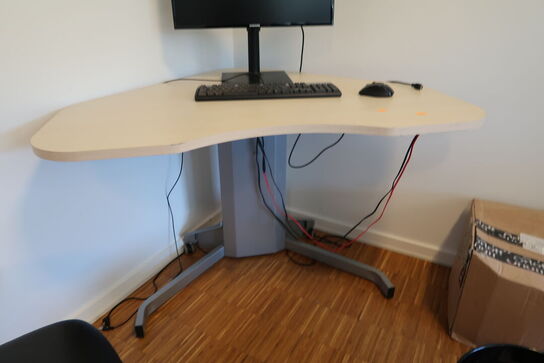 Bord med computerskærm SAMSUNG F24T400FHR, tastatur og mus 