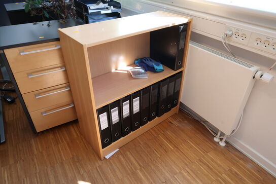 2 stk. skabe/reoler uden indhold