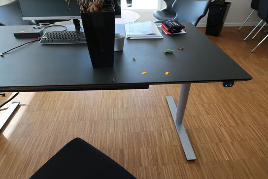El. hæve/sænke skrivebord uden indhold med skuffemodul CUBE DESIGN