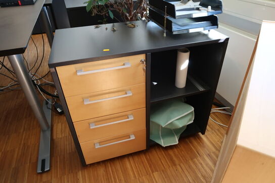2 stk. skabe/reoler uden indhold