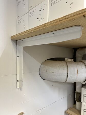 Reolsystem (træplader på hyldeknægte) UDEN INDHOLD