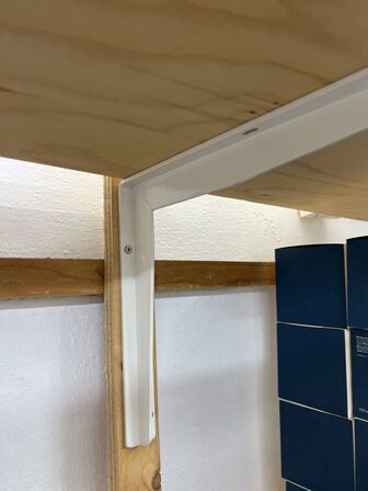 Reolsystem (træplader på hyldeknægte) UDEN INDHOLD