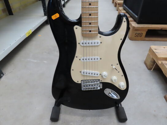 Guitar SQUIER STRAT by FENDER inkl. stativ