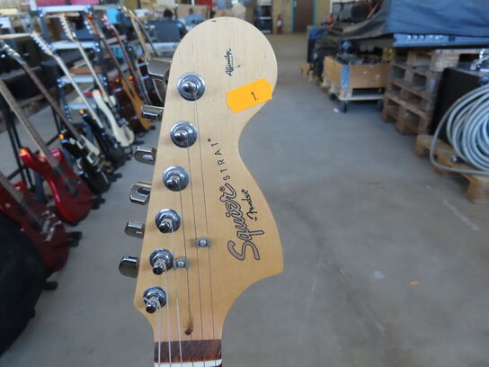 Guitar SQUIER STRAT by FENDER inkl. stativ