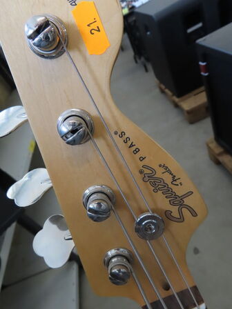 Bas SQUIER P BASS by FENDER inkl. Stativ