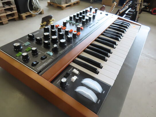 Analog Synthesizer BEHRINGER POLY D