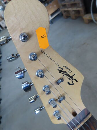 Guitar SQUIER BULLETSTRAT by FENDER inkl. stativ