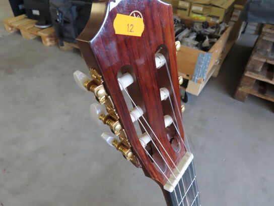 Guitar YAMAHA inkl. Stativ (bemærk standen)