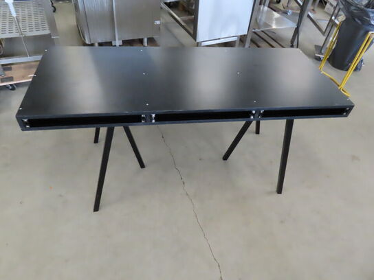 Studie bord med rack indbydningsmulighed og 2 stativer til ben