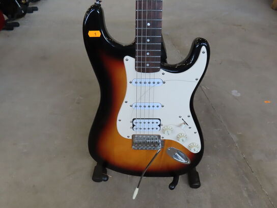 Guitar SQUIER BULLETSTRAT by FENDER inkl. stativ