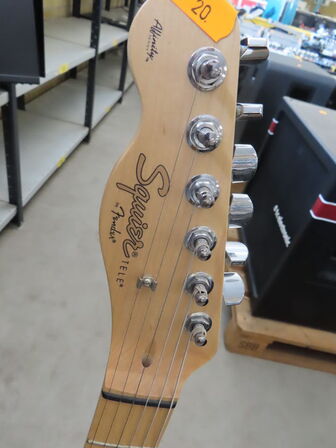 Guitar SQUIER TELE by FENDER inkl. stativ
