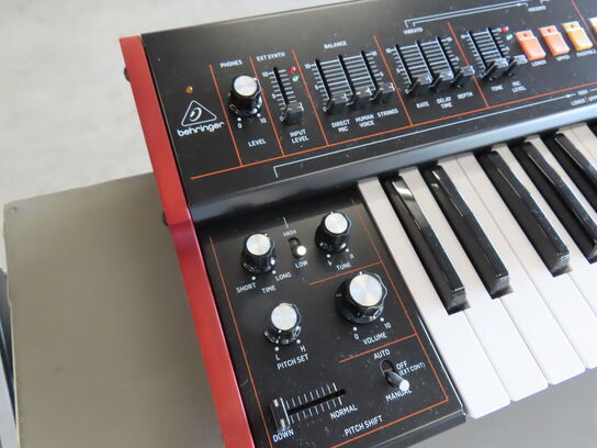Synthesizer BEHRINGER VOCODER VC340