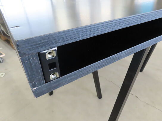 Studie bord med rack indbydningsmulighed og 2 stativer til ben