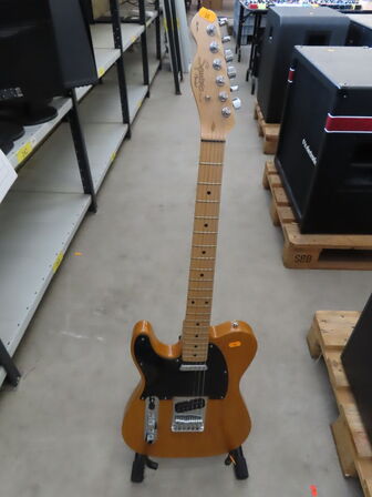 Guitar SQUIER TELE by FENDER inkl. stativ