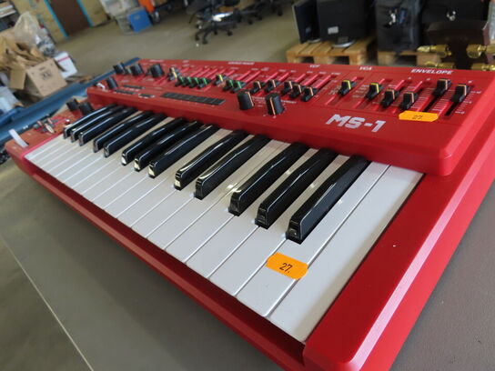 Analog Synthesizer BEHRINGER MS-1