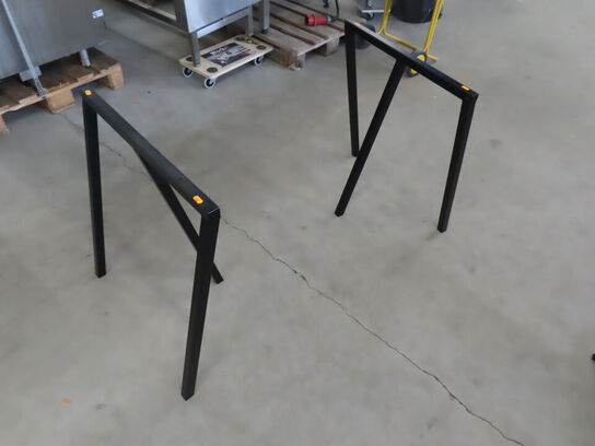 Studie bord med rack indbydningsmulighed og 2 stativer til ben