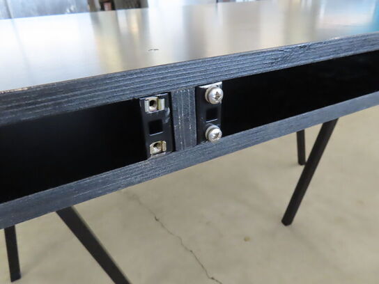 Studie bord med rack indbydningsmulighed og 2 stativer til ben