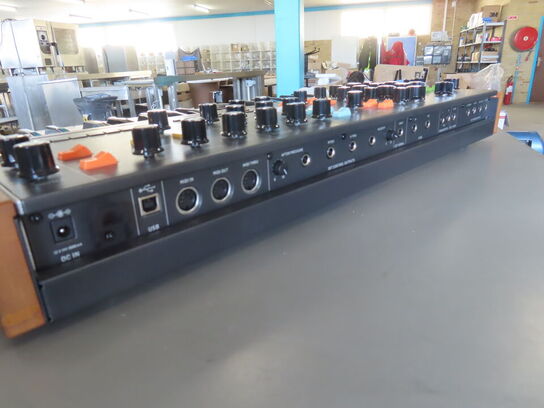 Analog Synthesizer BEHRINGER POLY D
